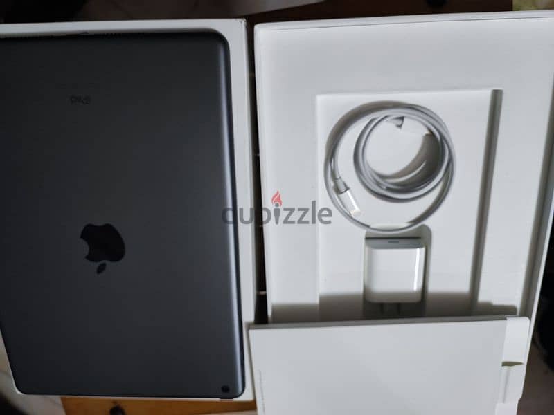 apple iPad 9 64 WiFi بكل مشتملاته اتشحن 5 مرات بالضمان 0