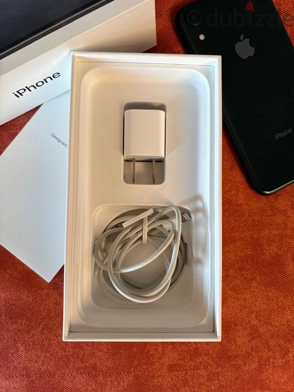 iphone XR 128G used like new (without scratches) with its box 4