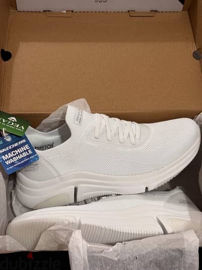 original Skechers size fits 41 wide feet new with tag