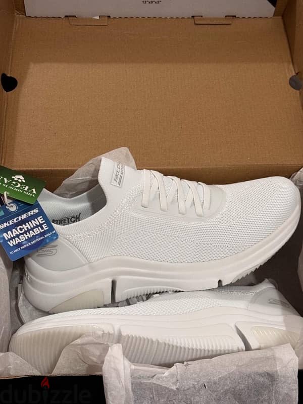 original Skechers size fits 41 wide feet new with tag 0