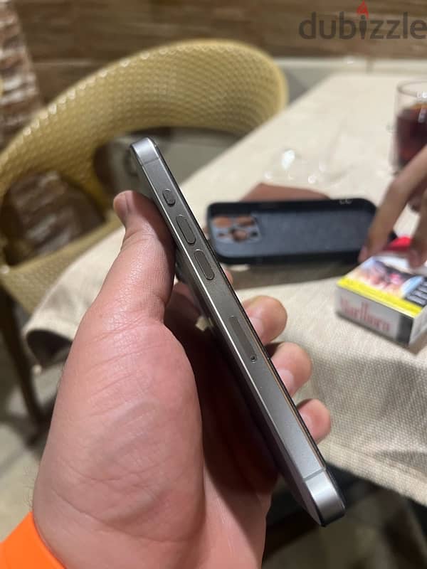 iPhone 15 pro خطين 5