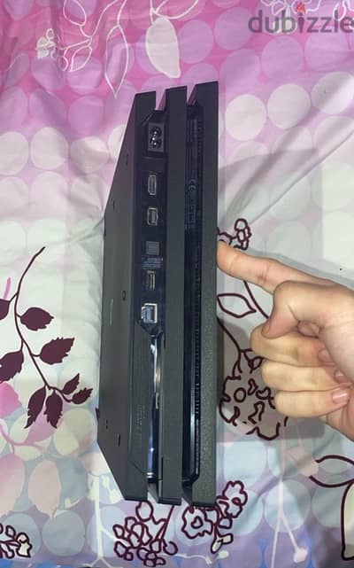 ps4 pro 500 gb + 2 controllers