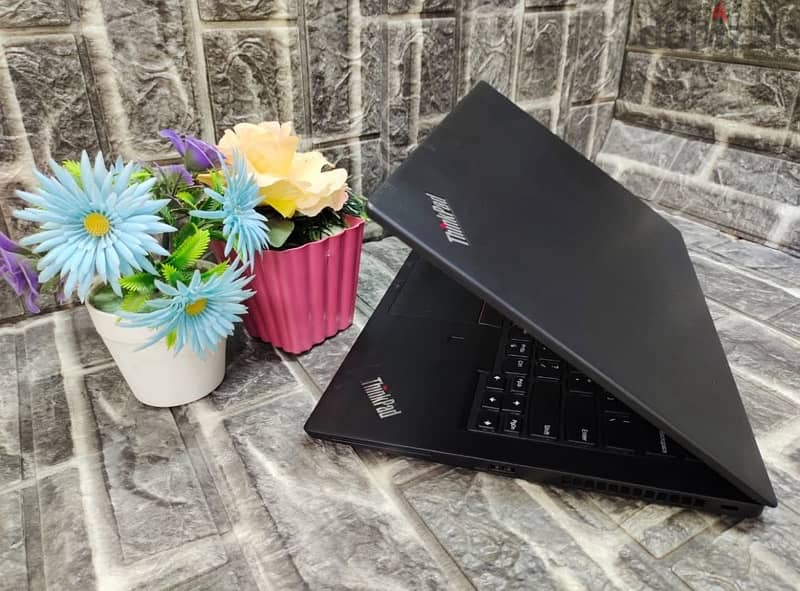 Lenovo T480 core i7 ثامن //16/512/Nvidia 2 GB مواصفات عالية ووزنه خفيف 1