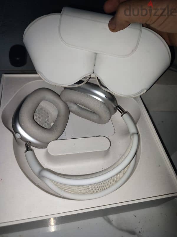 هيد فون.  ابل.    اصلي وارد الامارات.   air pods max.   حاله. جيده جدا 2