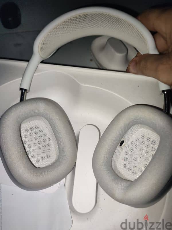 هيد فون.  ابل.    اصلي وارد الامارات.   air pods max.   حاله. جيده جدا 3