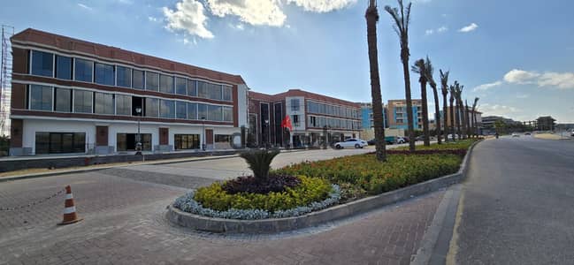 بنك 649م  للايجار بجانب الجامعه الامريكيه فى(Regent's High Street)