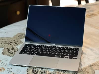 Macbook Air M1 Silver (UAE) بكل مشتملاته + سليف + هب