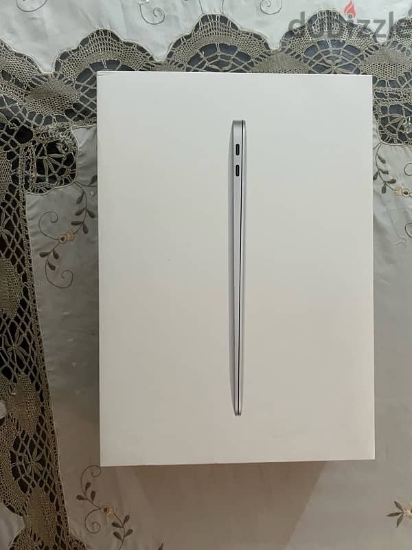 Macbook Air M1 Silver (UAE) بكل مشتملاته + سليف + هب 3