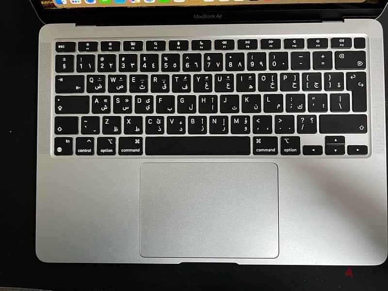 Macbook Air M1 Silver (UAE) بكل مشتملاته + سليف + هب 8