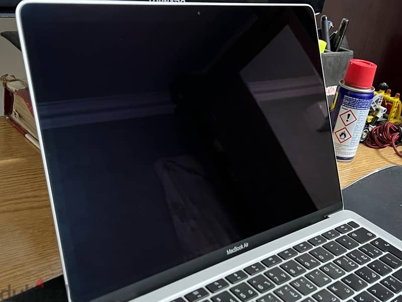 Macbook Air M1 Silver (UAE) بكل مشتملاته + سليف + هب 11