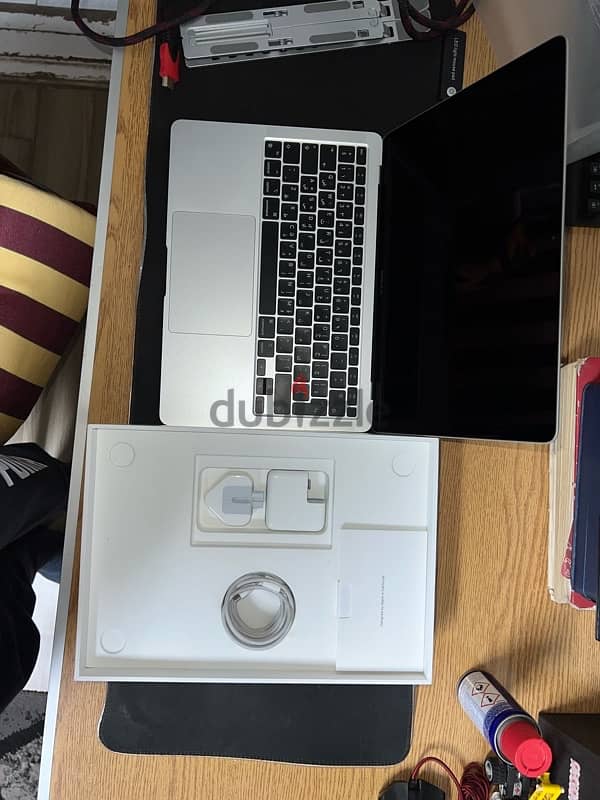 Macbook Air M1 Silver (UAE) بكل مشتملاته + سليف + هب 15