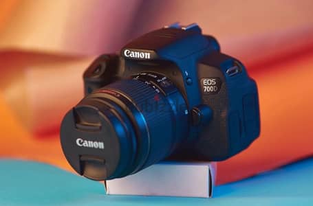 فرصة بيع حلوه كاميرا 700D canon وعدسه 75/300 بالكابات والفلتر