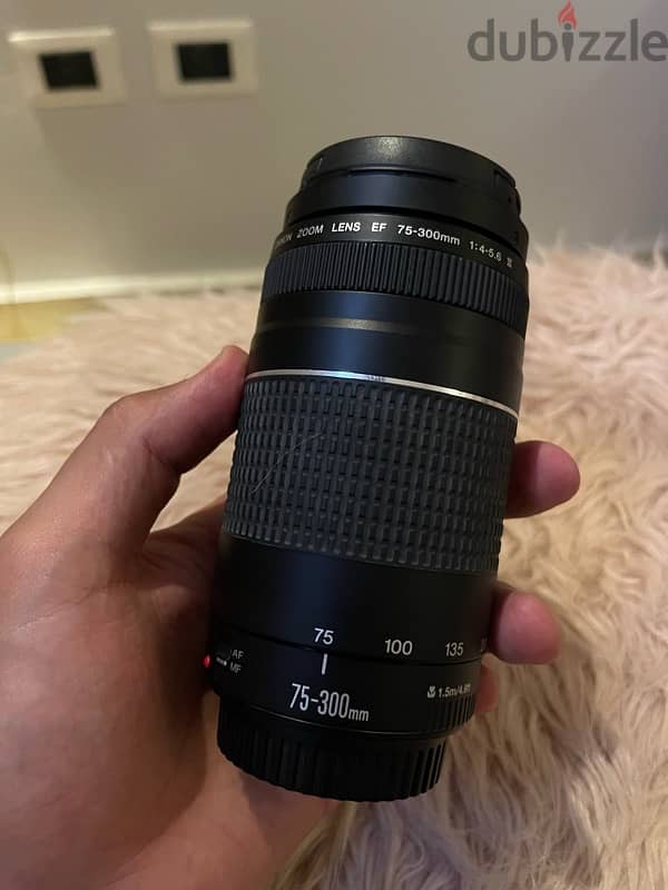 فرصة بيع حلوه كاميرا 700D canon وعدسه 75/300 بالكابات والفلتر 6