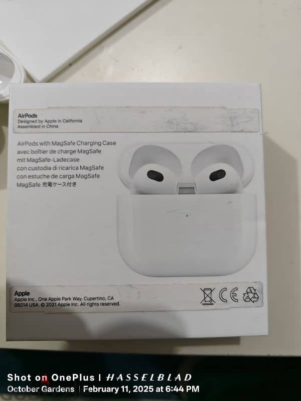 Apple AirPods (3rd generation) with MagSafe Charging Case White 2