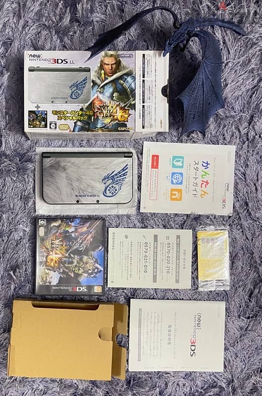 Nintendo New 3DS (Monster Hunter Silver Limited Edition) 1