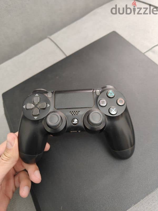 Ps4 pro-used like new (with 8 games and ps plus) 1