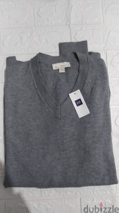 V Nick original sweater from gap Dubai new size s=m