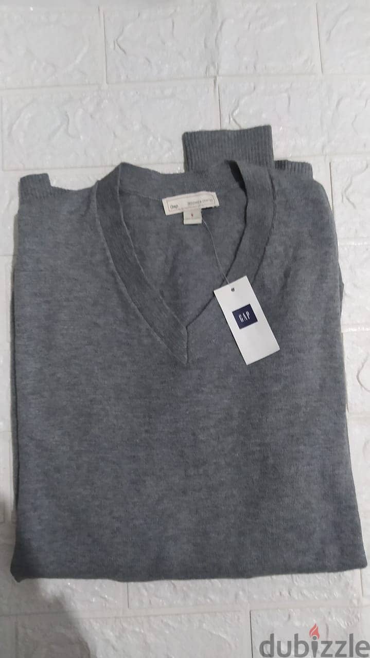 V Nick original sweater from gap Dubai new size s=m 0