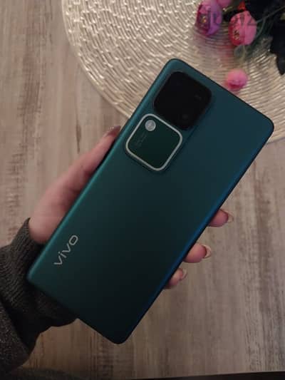 موبيل vivo v30 pro مفهوش خدش كسر زيرو 256 g 12 ram حاجة بالعلبة