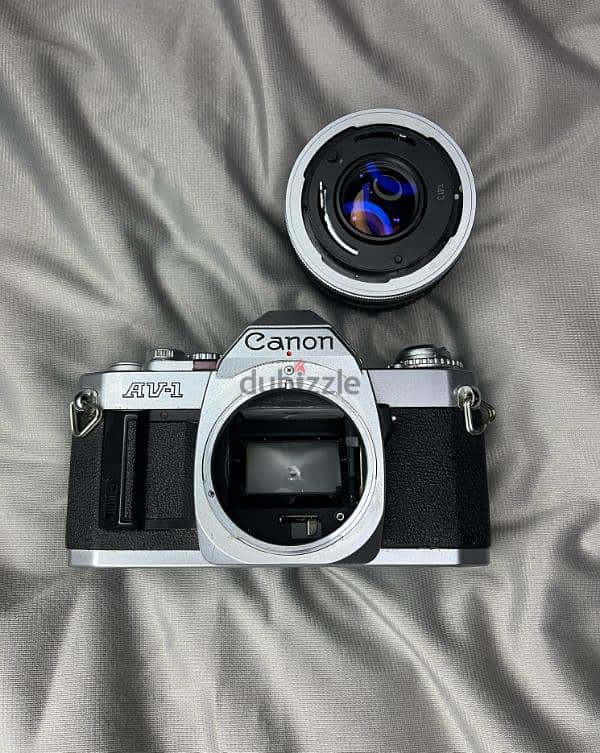 كاميرا Canon AV-1 مقاس 35   وفلاش خارجية Vivitar 550 FD 5