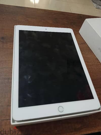 ipad 6th Generation ( 128 GB) محتاج شاشة فقط