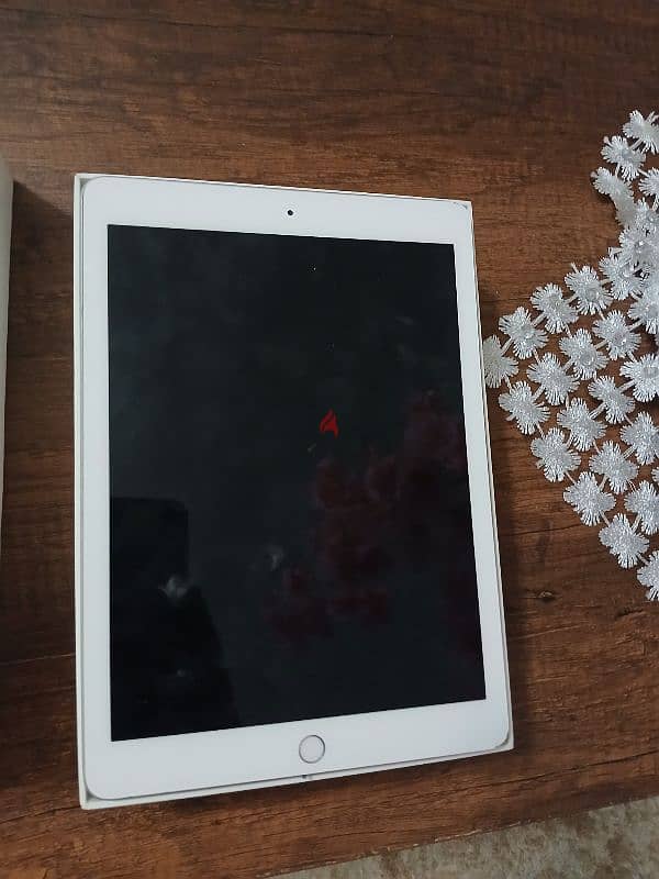 ipad 6th Generation ( 128 GB) محتاج شاشة فقط 1