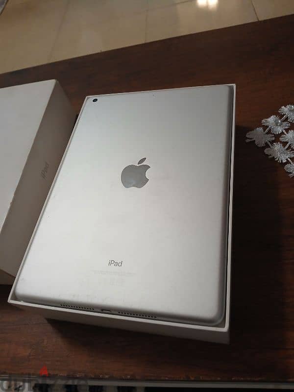 ipad 6th Generation ( 128 GB) محتاج شاشة فقط 2