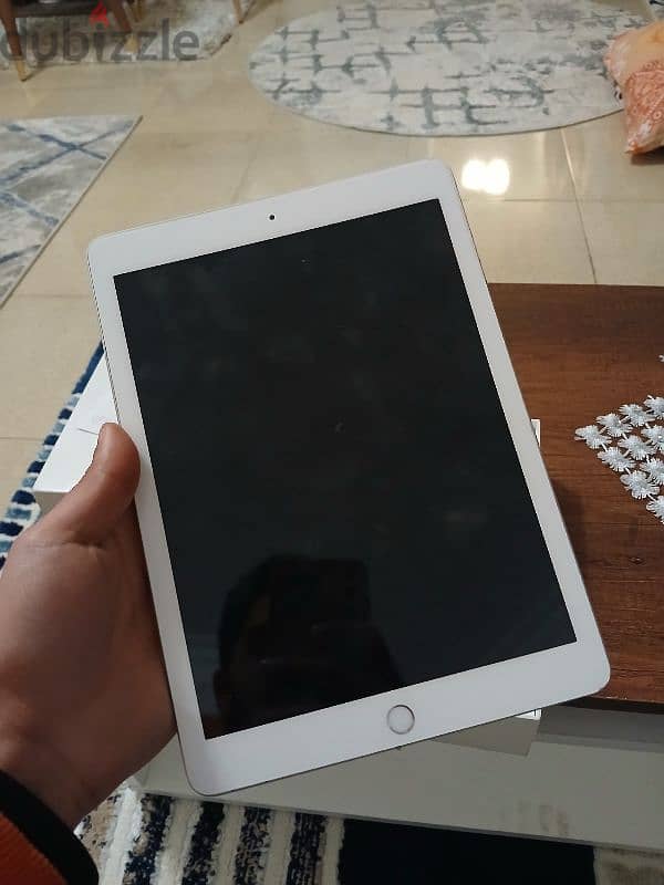 ipad 6th Generation ( 128 GB) محتاج شاشة فقط 6