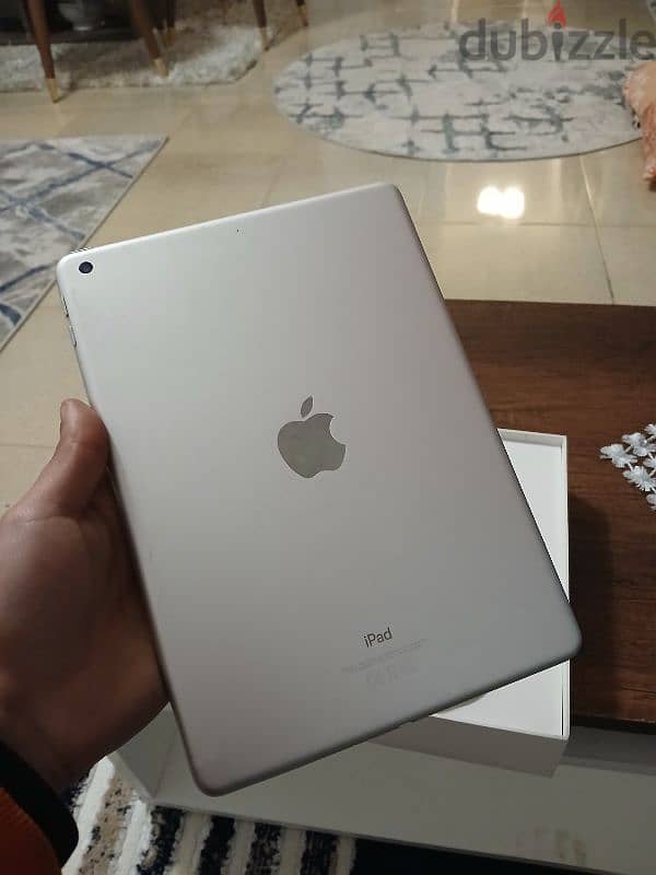 ipad 6th Generation ( 128 GB) محتاج شاشة فقط 7