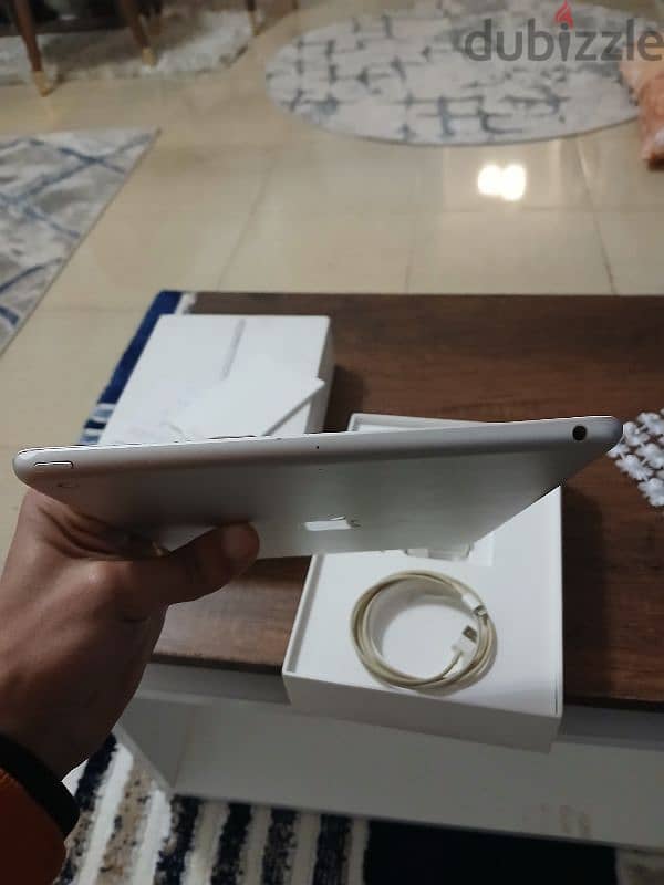 ipad 6th Generation ( 128 GB) محتاج شاشة فقط 8