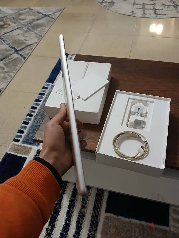 ipad 6th Generation ( 128 GB) محتاج شاشة فقط 9