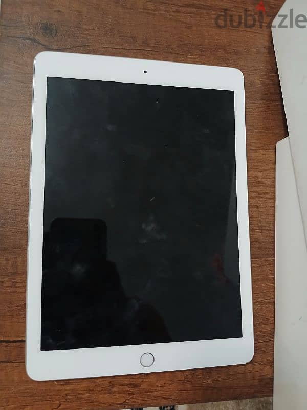 ipad 6th Generation ( 128 GB) محتاج شاشة فقط 13