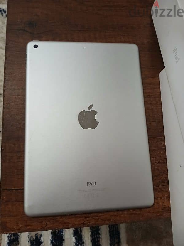 ipad 6th Generation ( 128 GB) محتاج شاشة فقط 14