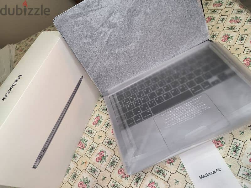 MacBook air M1 98% 512 Ar En  A+++ condition with all contents 2