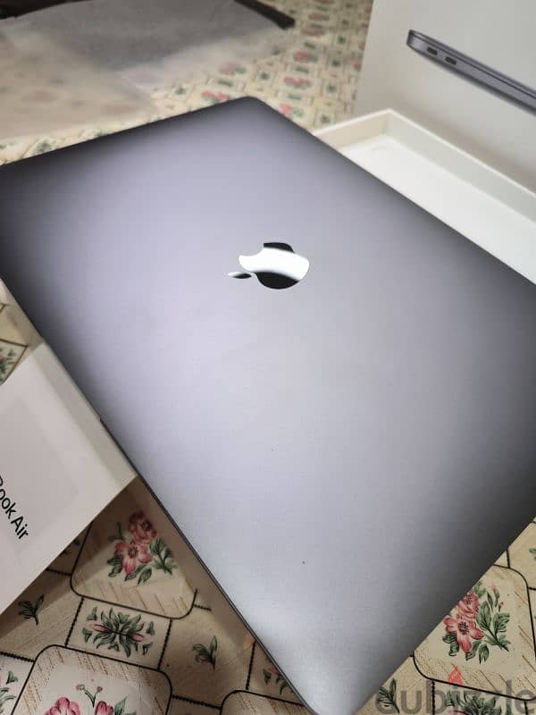 MacBook air M1 98% 512 Ar En  A+++ condition with all contents 3