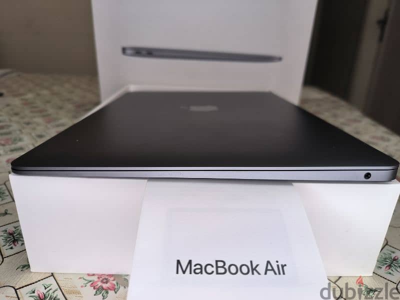 MacBook air M1 98% 512 Ar En  A+++ condition with all contents 7