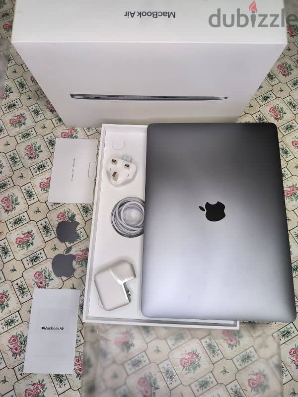 MacBook air M1 98% 512 Ar En  A+++ condition with all contents 8