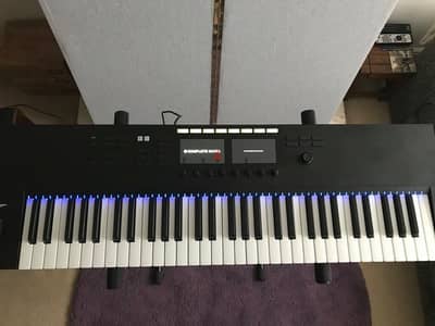 Native Instruments Komplete Kontrol s61 MK2 Keyboard