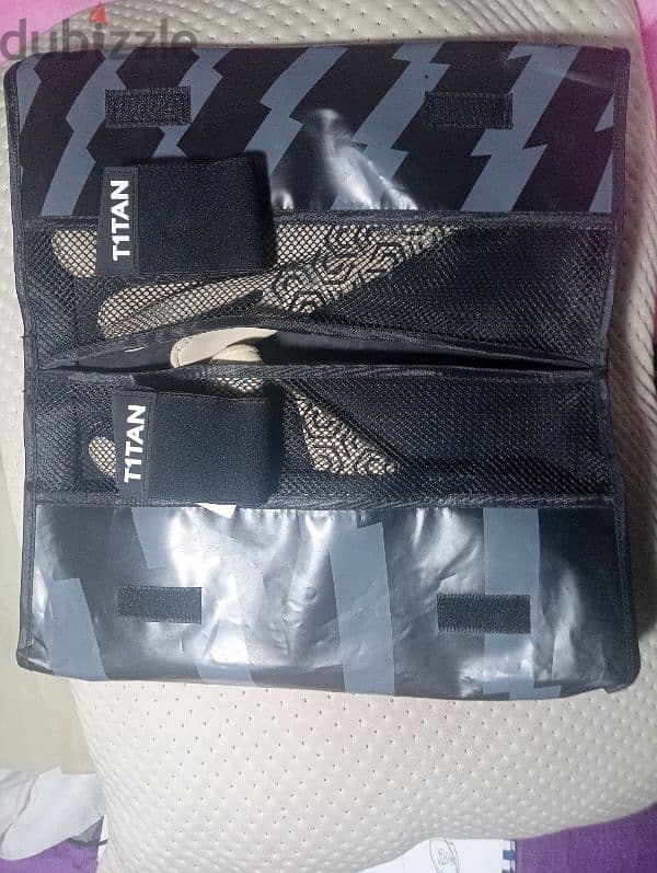 Titan goal keeper gloves . . جوانتي حراس مرمى تايتن 1