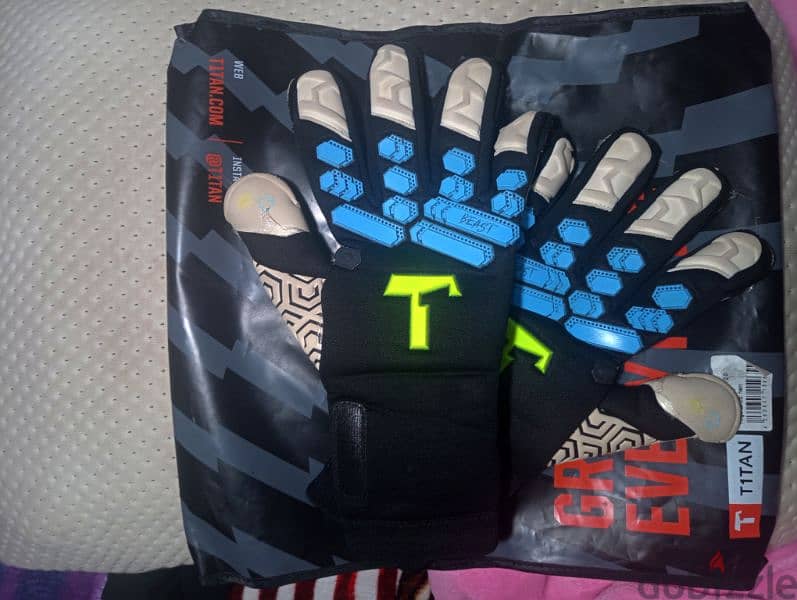 Titan goal keeper gloves . . جوانتي حراس مرمى تايتن 2