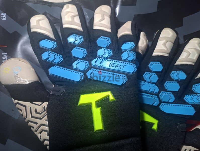 Titan goal keeper gloves . . جوانتي حراس مرمى تايتن 3