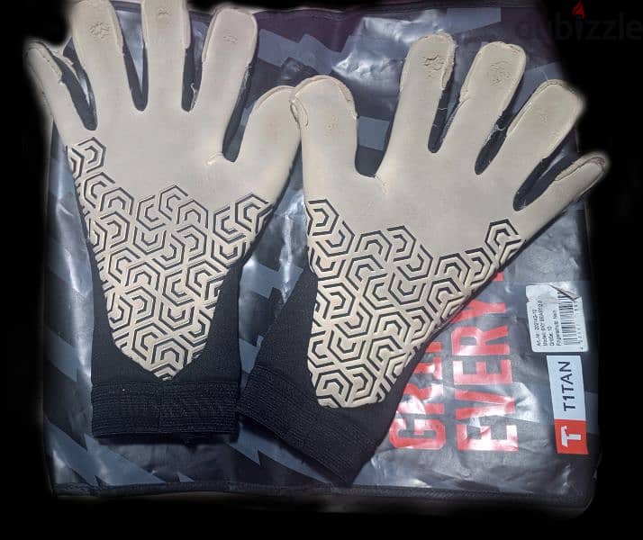 Titan goal keeper gloves . . جوانتي حراس مرمى تايتن 4