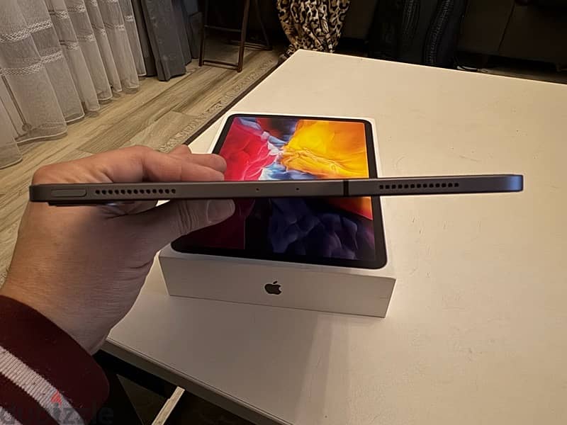 iPad Pro 11-inch (2nd Gen) - 256GB (Wi-Fi + Cellular) + Extras 4