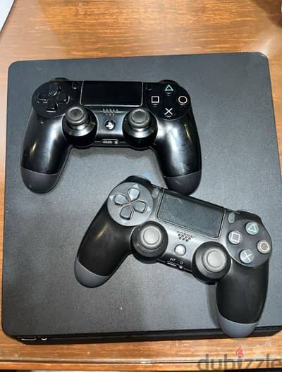 Ps4 slim 2controllers