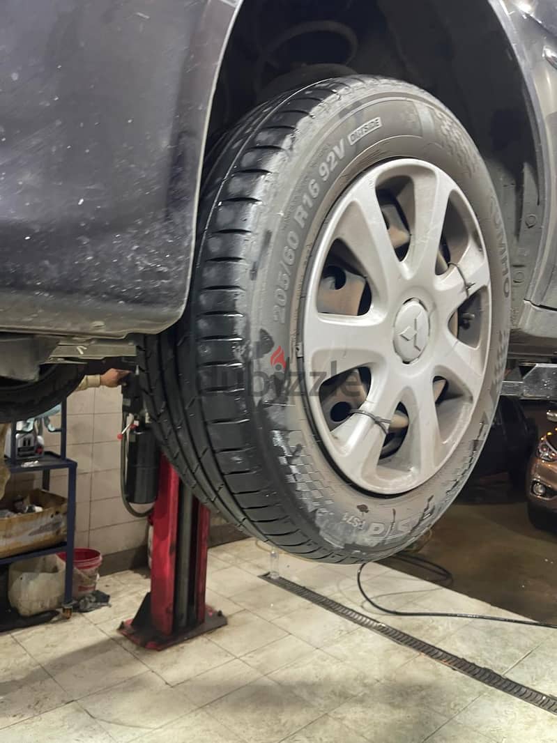 4 اطارات 205/60R16 بحالة ممتازة 1