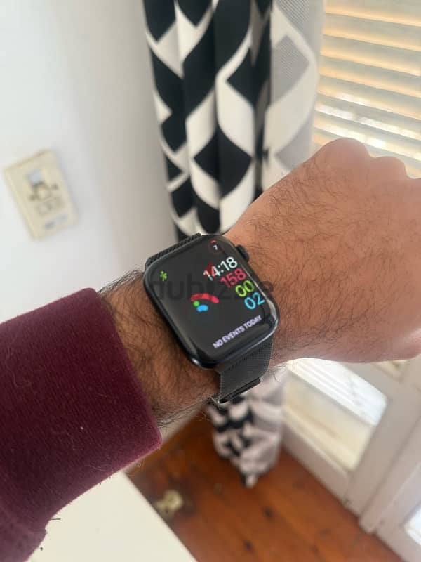 Apple Watch series 9- 98% battery- like new 3