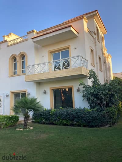 For rent, a twin house with a kitchen and air conditioners, in a distinguished location in the Greens Compound, Sheikh Zayed