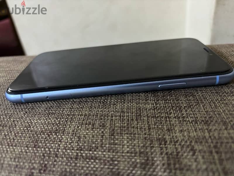 i phone xr(blue) 3