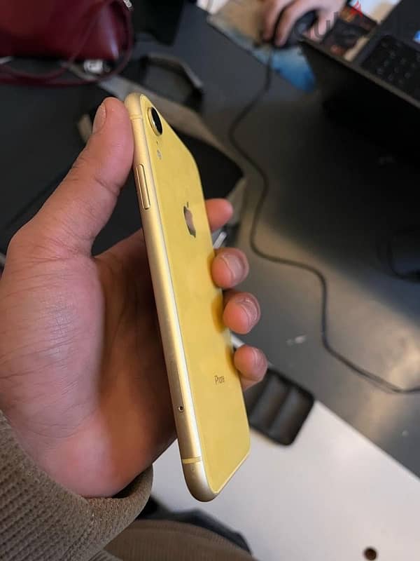 iphone XR/128 مغير بطاريه فقط 2