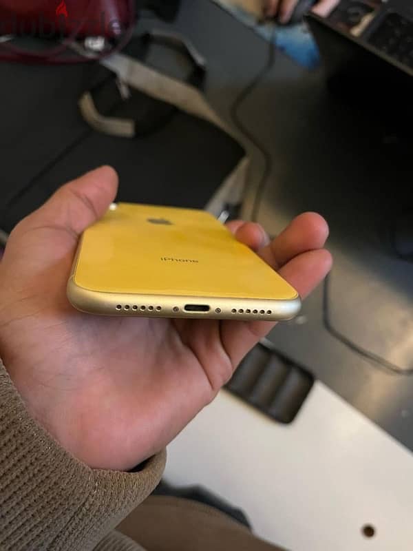 iphone XR/128 مغير بطاريه فقط 3